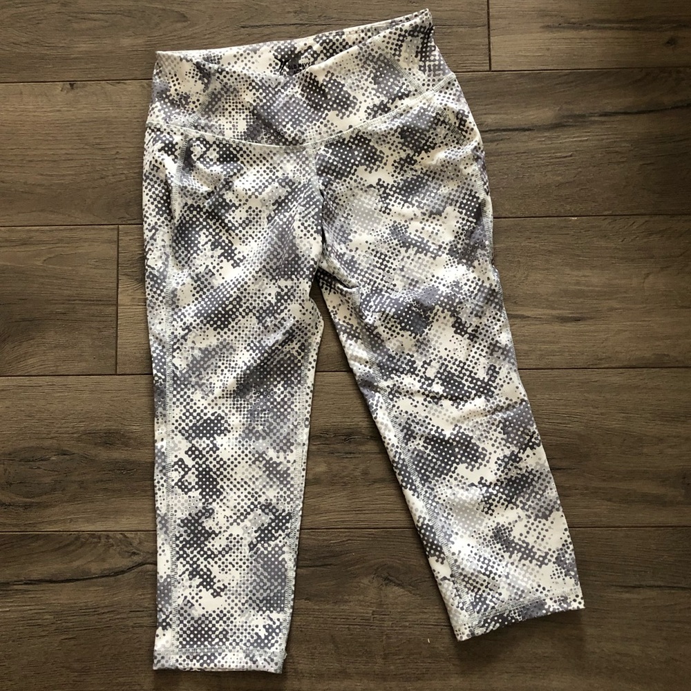 Old Navy Active Go-Dry Cropped Legging